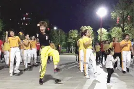 这领舞是《谁》呀，跳得太得瑟了，广场沸腾，嗨爆了视频封面
