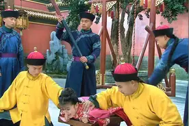 新还珠格格：小燕子屁股被打开花，都不向皇上认错，五阿哥好心疼视频封面