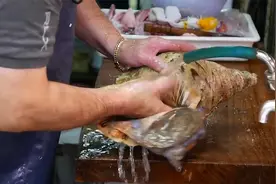 大厨掏空大海螺，先甩3下，再来个回手掏，螺肉秒出，这技术厉害视频封面