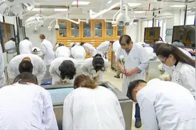 大学生开学第一课，一百多人持白菊花集体默哀！背后故事令人动容视频封面