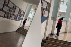 男生课堂去上厕所迟迟未归，老师满脸狐疑寻找，眼前一幕萌化了视频封面
