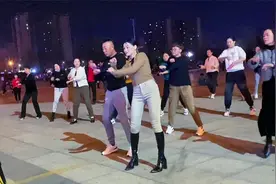 河南一公园以为美女是舞王，后排眼镜姐才深藏不露，扭腰太魔性了视频封面