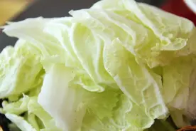 过年饮食难免油腻，多吃十大蔬菜保护肠胃才能好吃好喝视频封面