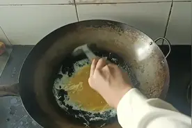 重庆老爸教儿子炒菜，从轻声细语到满口老子：不会煮饭讨不到老婆视频封面