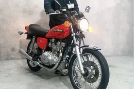 铃木“双缸王者”经典街车，造型复古，皮实耐用，听听声浪如何？