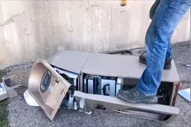 国外小哥拆废旧ATM。很难打开。里面还真有很多美刀。几人很开心视频封面