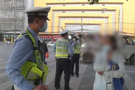 小电电载多人被罚 女司机拌嘴交警：我知道恁家 我就去恁家吃饭！视频封面