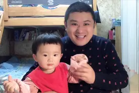 萌萌小猪妹和小猪爸一块出镜，虽然只有一周岁，却一点不怯场视频封面
