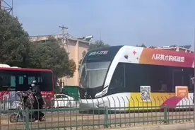 江苏淮安一骑行者推电瓶车上轨道漫步逼停电车 被强制拖出视频封面