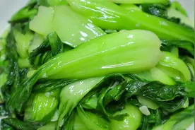 饭店的炒青菜为什么那么好吃？原来是有技巧的，看大厨是怎么做的视频封面