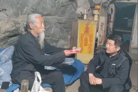 拜访终南隐士，道长常年在山洞修行，坦言住山修行吃饭睡觉最难？视频封面