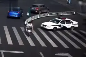 嚣张电动车合集：男子逆行冲警车竖中指，下一秒连屁都不敢放了！视频封面