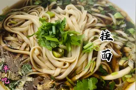 好像很久都没吃过挂面了，放点香油葱花和醋，像极了小时候的味道