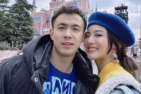 没对比没伤害！赵继伟发烧老婆心疼陪伴，郭艾伦生病孤家寡人视频封面