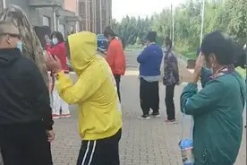 女子穿黄色衣服做核酸，站她前后的人全“遭殃”，一看她后背秒懂视频封面