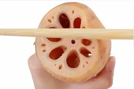 今天才知道，洗莲藕时用一根筷子，再脏的泥污都能全洗净，真聪明