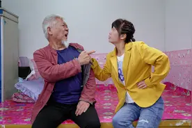 搞笑剧：算命大爷和大龄剩女相亲，俩人对话爆笑，真是一对奇葩视频封面