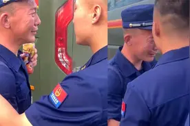 新消防员得知到基层新单位后忍不住拥抱落泪 现场一幕令人感动视频封面