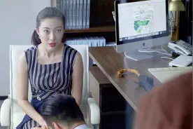 暖男：总裁送给女孩一双鞋，还亲自为她穿上，谁料老爸正巧看见视频封面