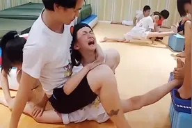 5岁女孩学习跆拳道，被老师强制压出一字马，妈妈怒了视频封面