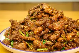 厨师长正宗的孜然羊肉做法，详细的上浆技巧，不用嫩肉粉照样滑嫩视频封面