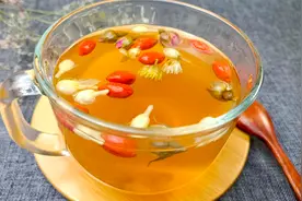 玫瑰花和菊花加枸杞这样搭配，真是厉害了，每周2杯，喝出好气色视频封面