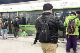 早高峰北京九号线地铁只上不下，晚高峰人这么少吗？难道都回家？