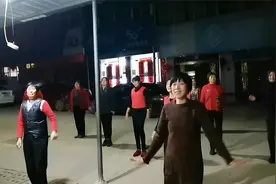 看农村大妈们跳广场舞，热闹精彩，欢迎您的加入！视频封面