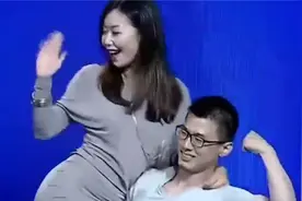 非诚勿扰：健美小伙相亲，现场一把举起美女，众女纷纷犯花痴视频封面