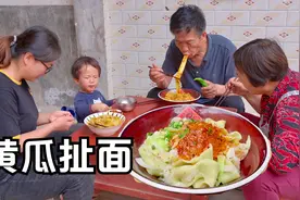 摘几根黄瓜，做一顿油泼黄瓜扯面，清淡美味不油腻！视频封面