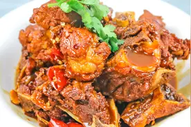 30年厨师长教你秘制东北酱大骨，酱香浓郁软烂可口，比饭店还....视频封面