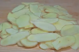 老爸最近做重活没力气，经常腰酸背痛，86岁奶奶用几片生姜就搞定视频封面