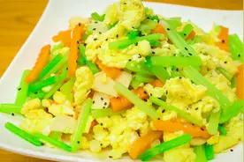 厨师长分享芹菜炒鸡蛋做法，看看饭店炒芹菜清脆不变色的技巧视频封面