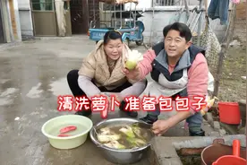 残疾大哥清洗萝卜，个个长得奇形怪状，有像手掌的还有像人参的！视频封面
