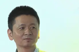 《一起走过》的亲历者，提起抗疫的时候，依旧热泪盈利丨文报视频封面