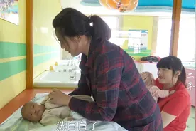二条一家进城了，媳妇领宝宝结伴去游泳，下水之后啥反应？视频封面