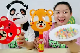 恶作剧：妹子戴动物面具整蛊闺蜜，玩角色扮演搞笑超逗乐视频封面
