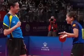 昕雯组合夺得混双冠军 赛后两人第一时间默契对望 画面超甜！视频封面