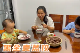阿源用刚磨的黑全麦面粉，蒸茄子馅蒸饺，再配上一个咸鸭蛋，真香视频封面