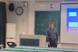 泪目！疫情封校，浙大老师们对着空无一人教室上网课视频封面