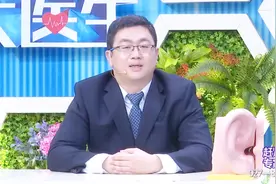 女子耳道竟生虫，耳朵有异物切勿自己乱动，首先要做这件事视频封面