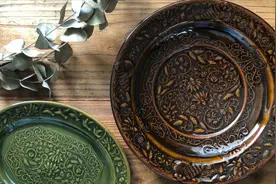 画师兼职做瓷器 你在瓷器店看到的那些古风陶瓷原来是这么烧制的视频封面