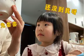 妈妈尝一口鸡汤看烫不烫，4岁宝宝在一边眼巴巴的看着：到我了吧视频封面