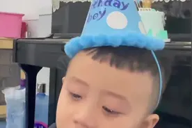 幼儿园小朋友为男孩开心庆生，主角却坐“蛋糕”前哭泣，原因爆笑视频封面