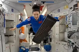 完整版来啦！王亚平空间站演奏《茉莉花》 弹完人和古筝都飞了视频封面
