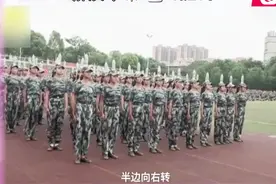 湖南一高校军训，70名女生头顶水瓶练方阵，昂首挺胸完美呈现视频封面