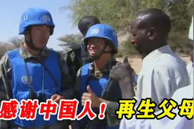 非洲黑人因缺水打仗，中国军人顶着60度高温打井，竟被暴力威胁！视频封面