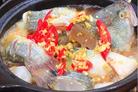 鲈鱼清蒸味太淡？厨师长分享新吃法，扔进砂锅直接焖，香嫩入味视频封面