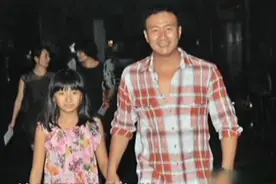 女儿九儿是胡军的“小棉袄”，父亲节写的信件，感动老父亲胡军视频封面