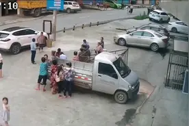 广告牌坠落瞬间，小女孩抬头及时发现，带头逃离提醒众人有惊无险视频封面
